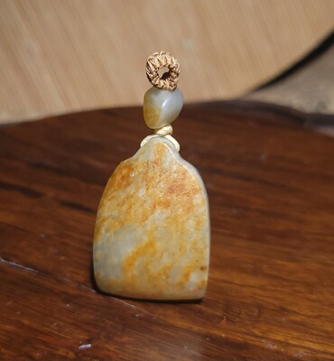 YQ032902  17.7克，特好挂黄皮白皮料青花籽料小牌子   新疆的猫