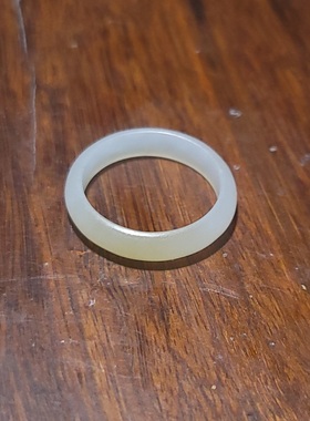 YQ122807  1.2克，内径16mm 细润且末糖白玉精美指环 新疆的猫