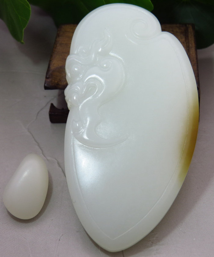 新疆的猫/64.3克，几无结构细糯脂白玉虎面苏工精品B372