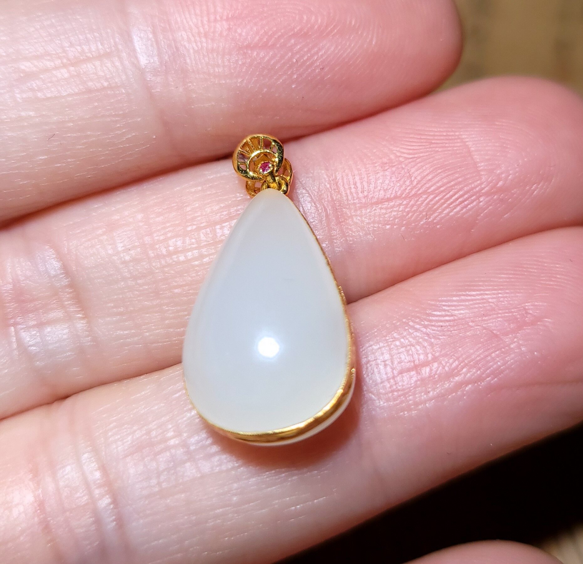 zg030507 新疆的猫3.3克超级冰润的18k金羊脂白水滴型挂坠和田玉