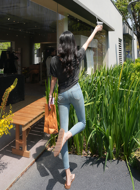 蜜桃臀系列~浅蓝色两粒扣小脚牛仔裤女春季高腰修身显瘦铅笔裤子