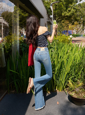 提臀毛边微喇牛仔裤女 显瘦辣妹风浅蓝色马蹄裤修身弹力喇叭长裤