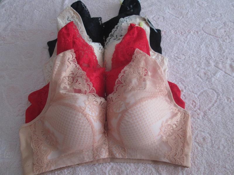 闺蜜好友零压力无磁无钢圈文胸中厚C杯背心式聚拢胸罩四排扣内衣