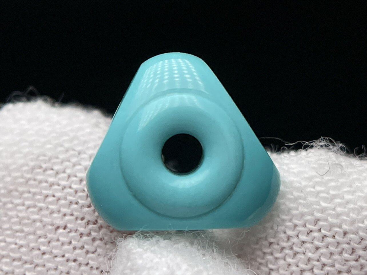 湖北十堰竹山秦古天然原矿高瓷绿松石三角三通配饰无优化