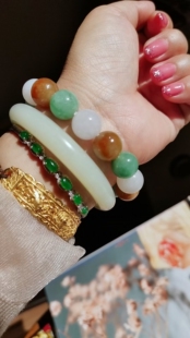 青海料野牛沟藕粉细条镯，上镜率和实用性都很高放在心头就取不下