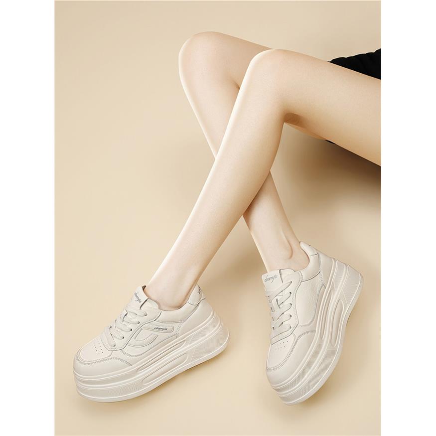 配裙子小白鞋女款2026春