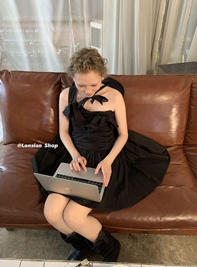 LONSLAN 2023SS  NEW 斜边黑天鹅俏皮短款连衣裙