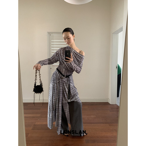 LONSLAN 2025S春夏新款 小众设计不规则绑带斜肩格纹拼色连衣裙女