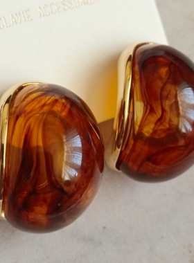 复古港风美拉德琥珀色配毛衣大衣耳钉高级感秋冬耳环无耳洞耳夹女