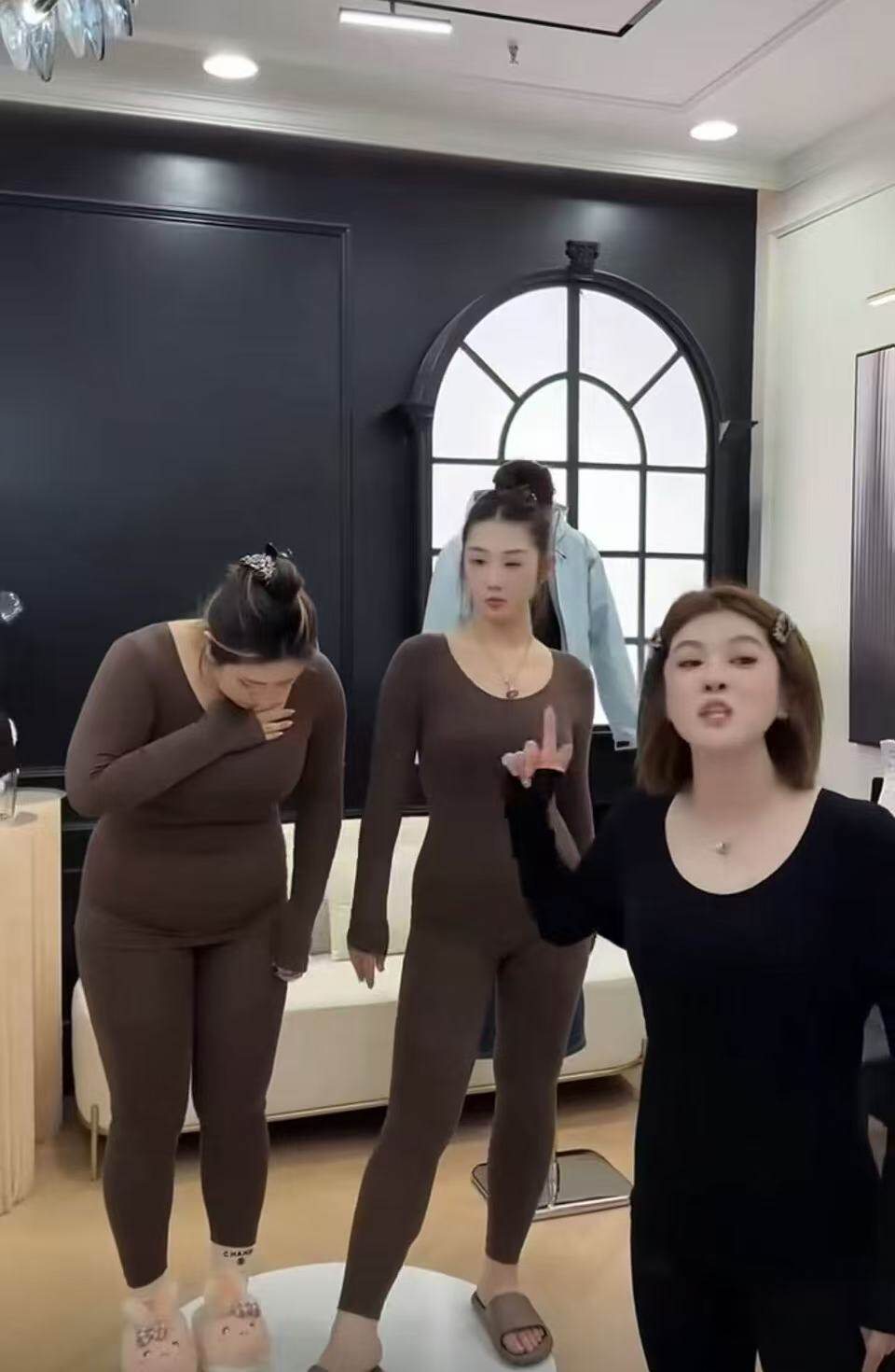 【12.7慧姐大码女装】2025新款山茶花保暖套装HLG-