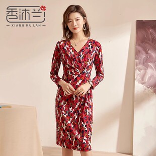 香沐兰2025新款连衣裙女时尚针织印花春装红色洋气修身高v领长裙