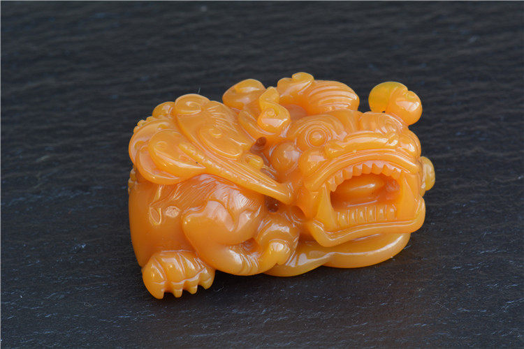 云南天然黄龙玉霸王貔貅手工精雕鸡油黄老料挂件吊坠手把件A货