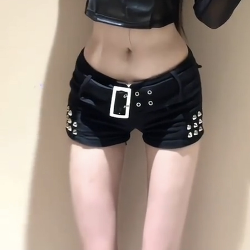 黑色铆钉设计腰带低腰牛仔短裤