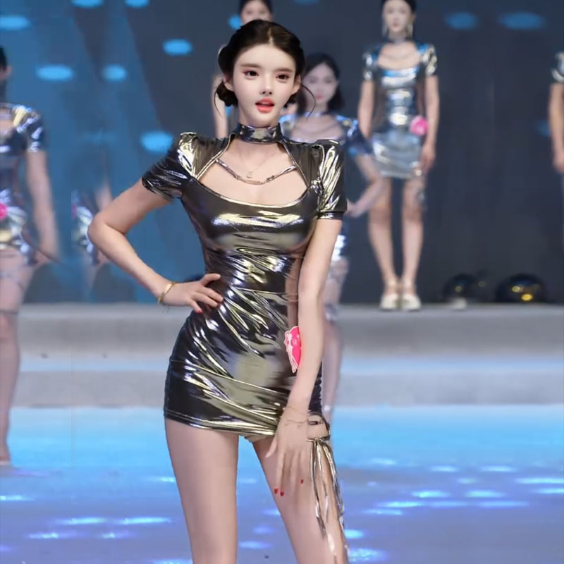 走秀夜店演出辣妹金属风银亮面挂脖连衣裙女收腰包臀开叉短裙性感