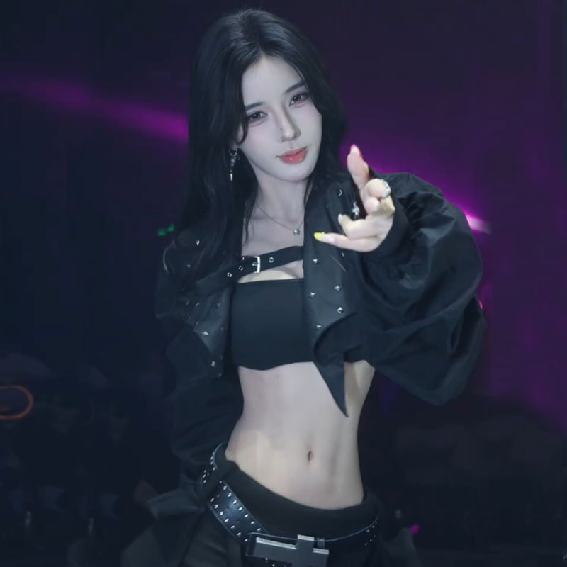 夜店DJ舞蹈暗黑酷辣风黑色铆钉短外套女露脐短款皮革演出服炸街女