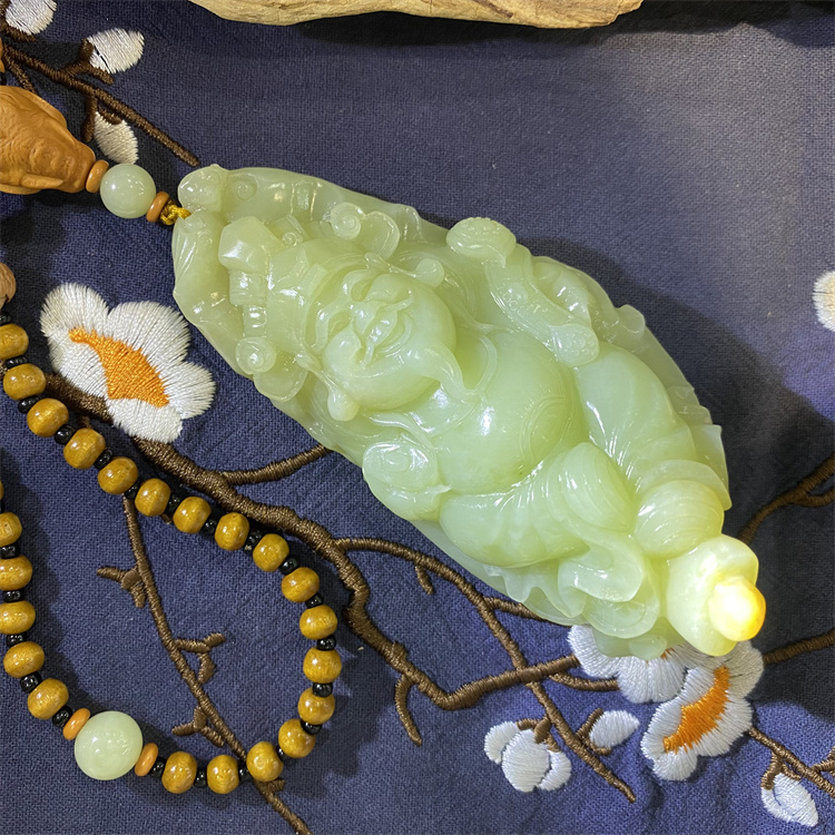 和田玉黄白河磨玉财神手把件摆件