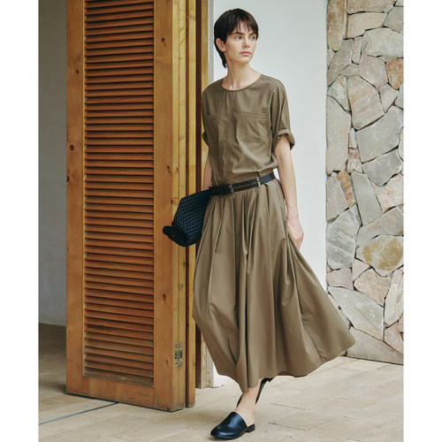 COLINE CONCISE 2026早春新品绿色工装感口袋设计百褶短袖连衣裙