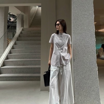 COLINE CONCISE 25SS条纹灰白色设计款衬衣夏季上衣X66110