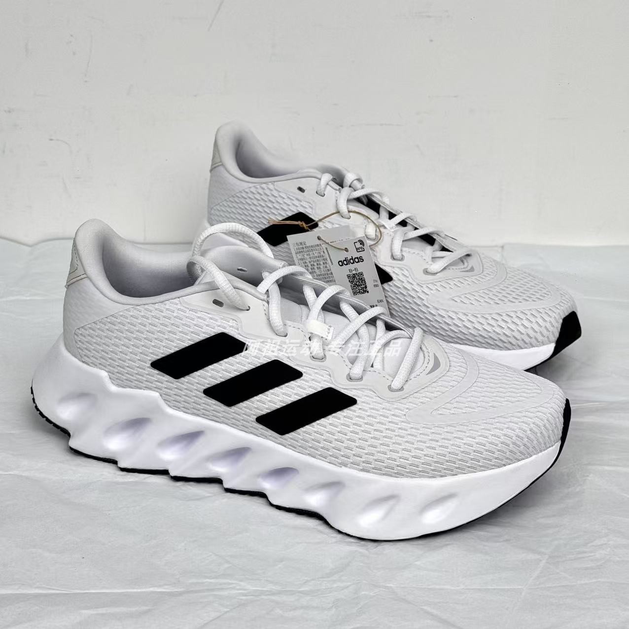 阿迪达斯男女缓震透气跑步鞋