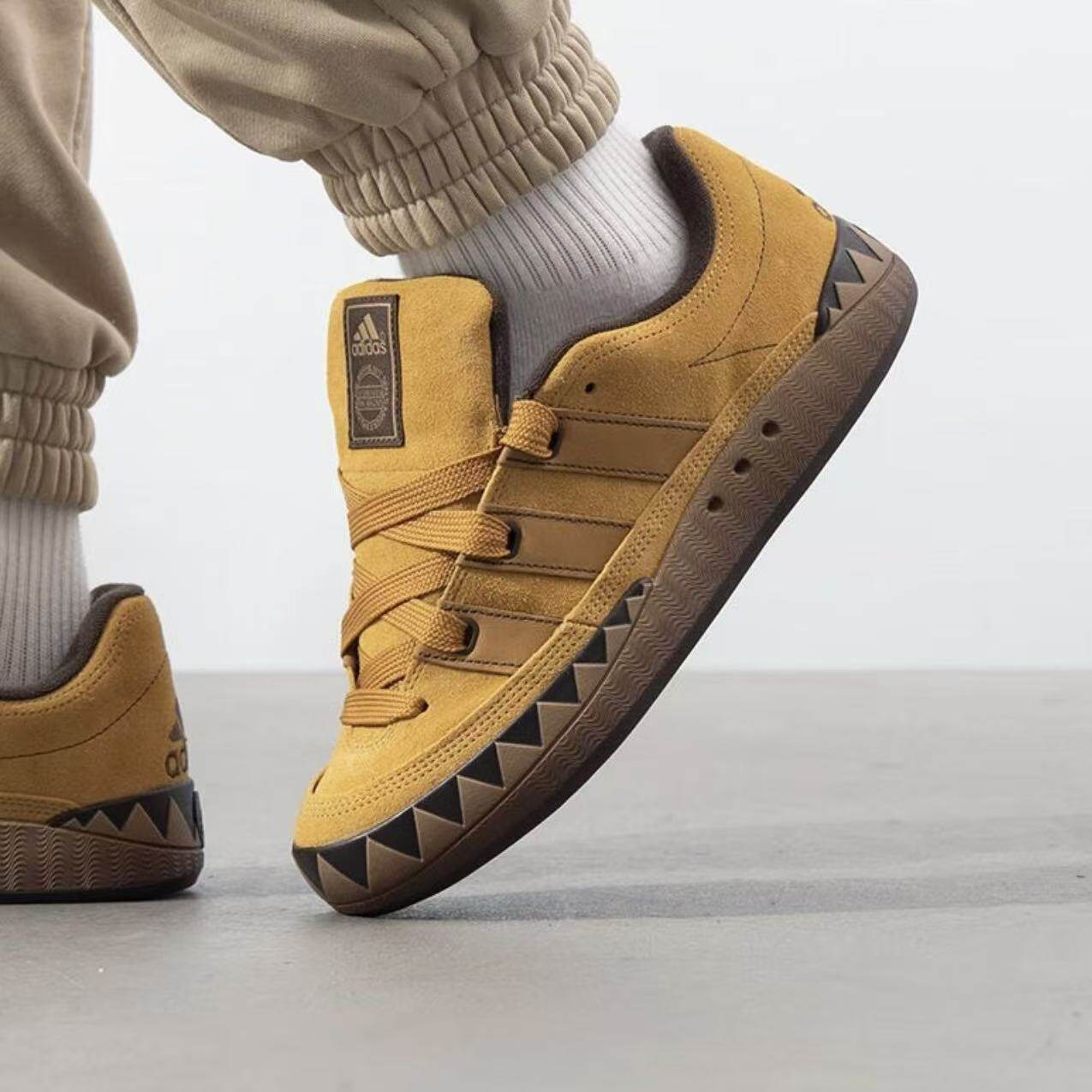 ADIDAS阿迪达斯正品 ADIMATIC 运动休闲低帮鲨鱼面包板鞋 JR8035