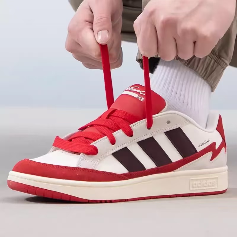 阿迪达斯男女款低帮面包鞋板鞋