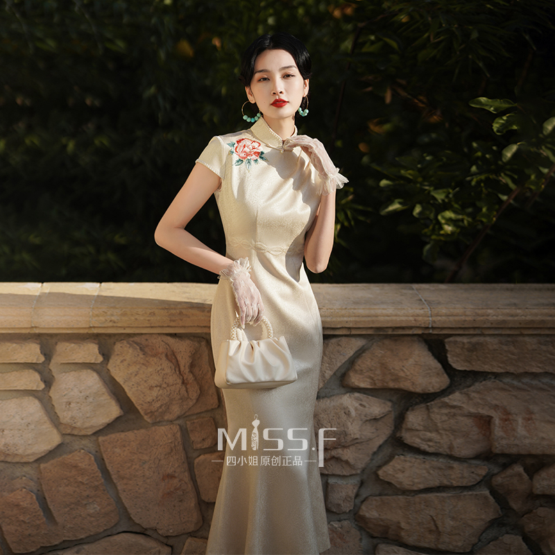 四小姐刺绣鱼尾高级订婚旗袍定制2024新款敬酒服高贵年会晚礼服