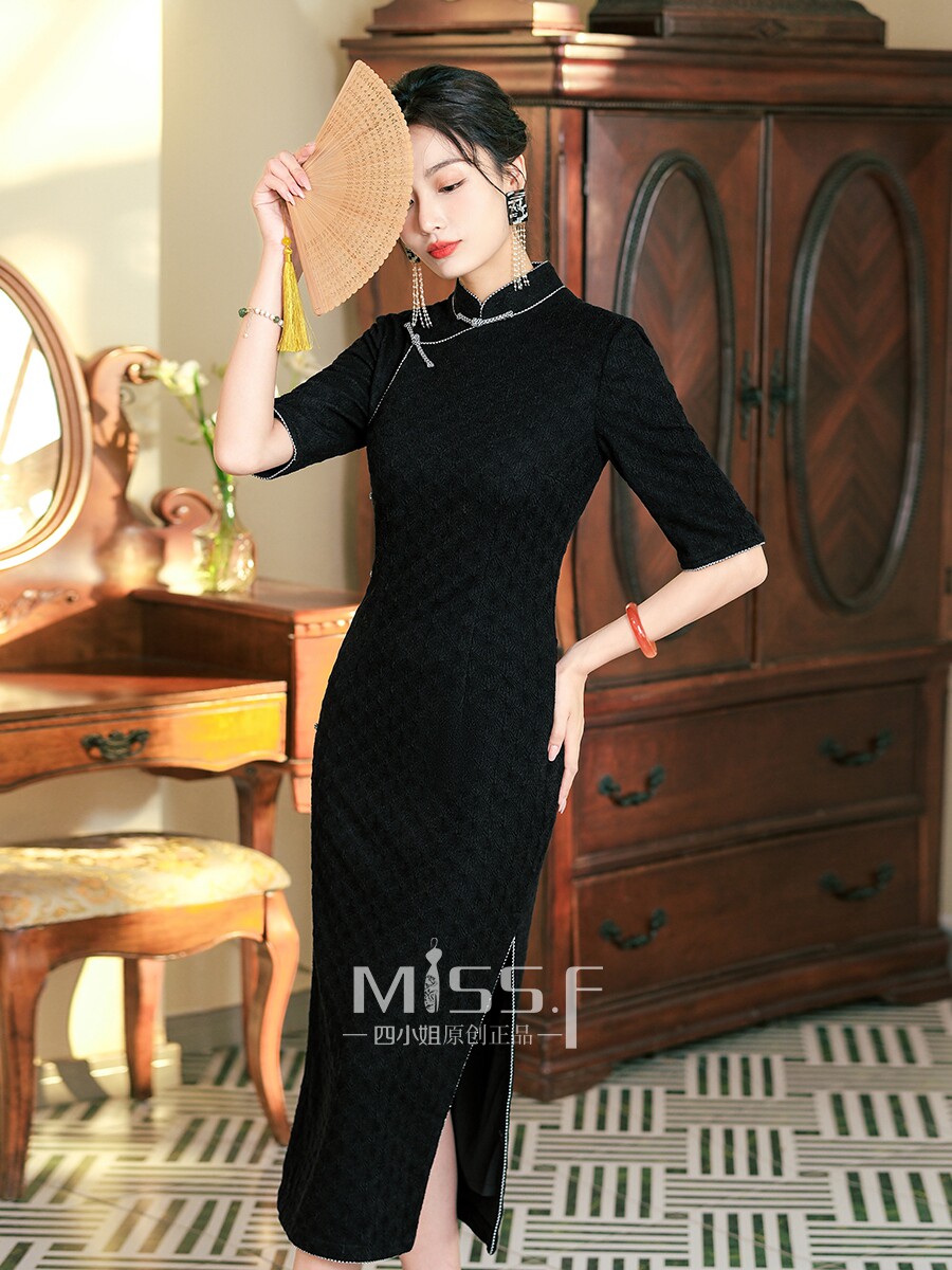 MISS SI의 검은색 긴팔 젊은 스타일 가을 겨울 치파오 신상 2024 새로운 스타일 여성의 새로운 중국 스타일은 매일 착용할 수 있습니다