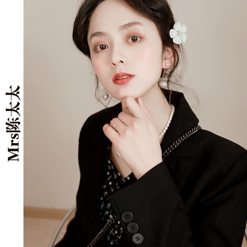 今年流行设计感小西装女新款2023春秋休闲西服外套小众气质女神范