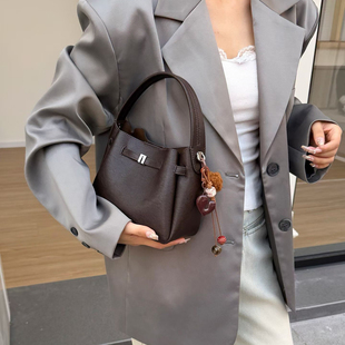 法式小众精致mini手提菜篮子小包包2026款时尚通勤单肩腋下水桶包