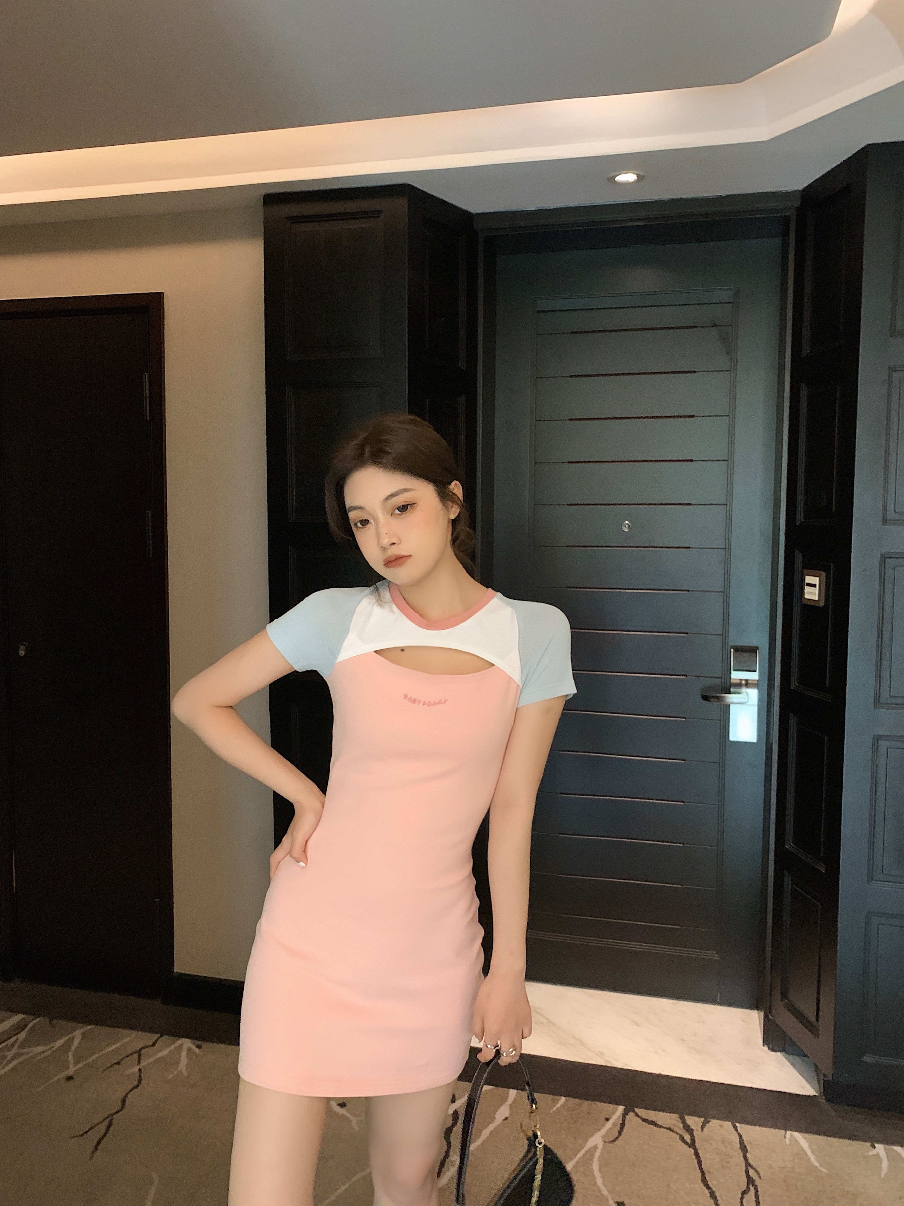 Real video monitoring: pink girl's sauce heart smiles fresh color contrast stitching slim dress