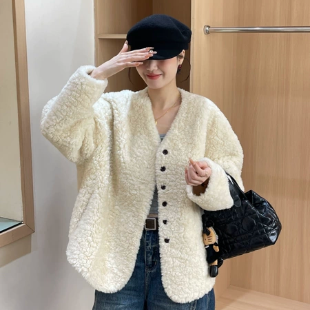 韩版气质百搭V领单排扣皮毛一体外套女冬季新款加厚保暖上衣66092