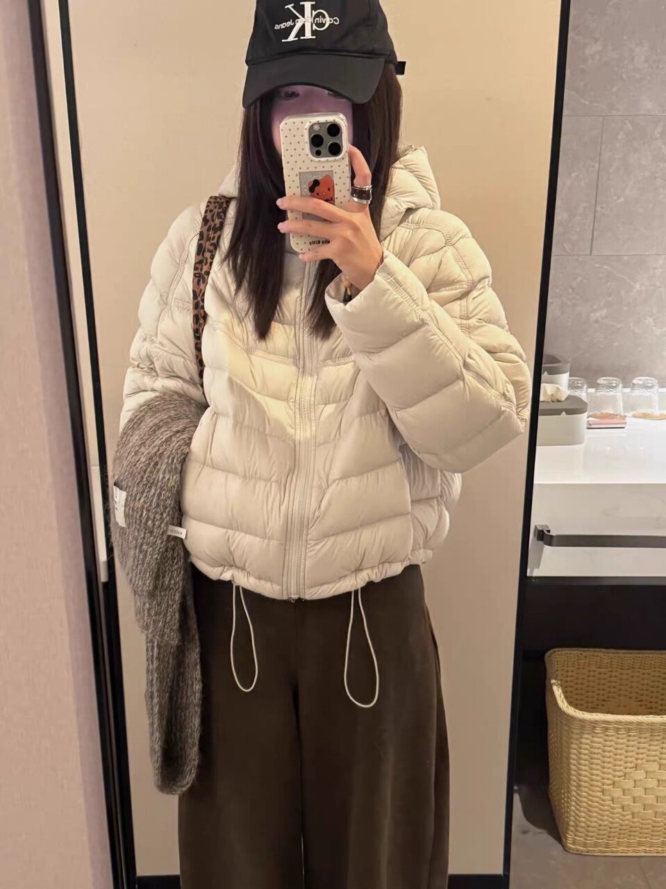 90白鸭绒连帽排骨羽绒服女冬季新款小个子轻盈保暖泡芙短外套2603