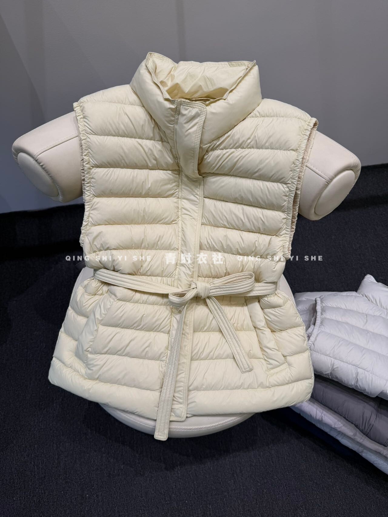 排骨羽绒服马甲女90白鸭绒收腰显瘦气质短款立领小个子2026冬新款