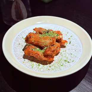 酒店中厨餐具会所特色圆形浅盘陶瓷釉中彩盘子展示盘高级感凉菜盘