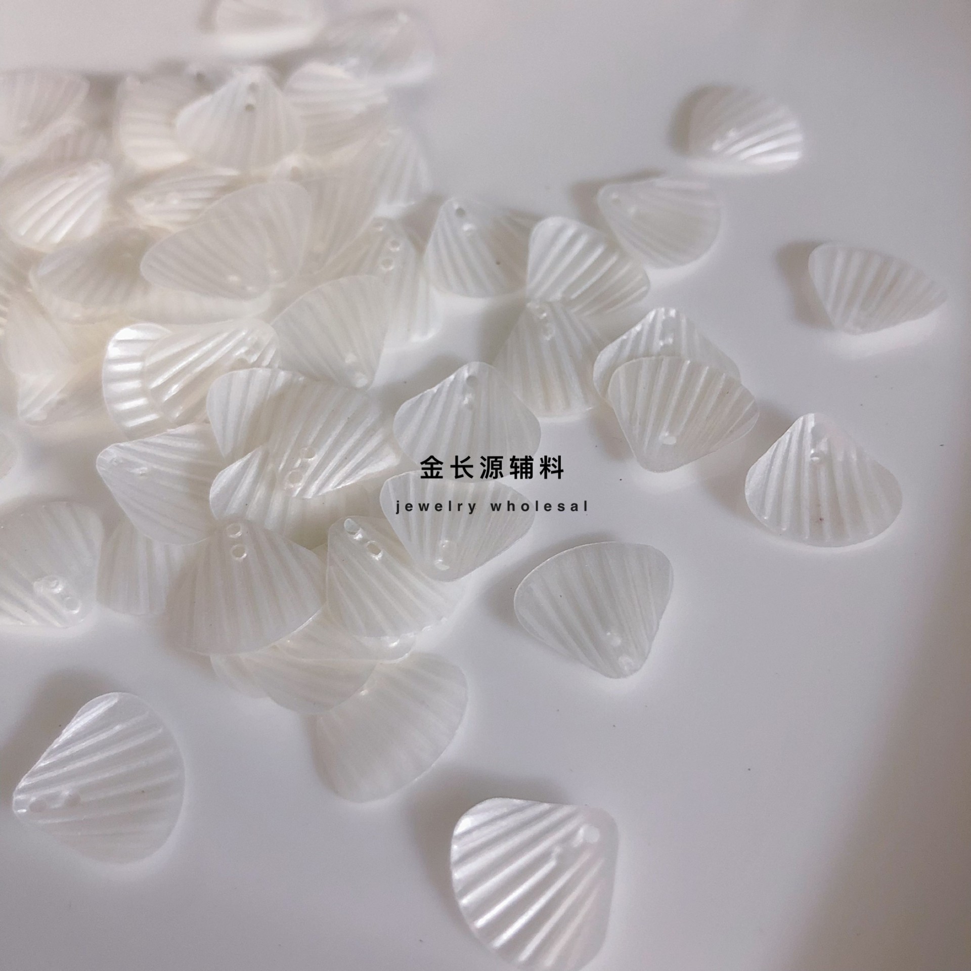 白色贝壳片服装礼服婚纱装饰贴片diy手工串珠材料珍珠白diy珠片,纺织面料/辅料/配套,亮片/珠片,淘宝优惠券,粉丝福利购,淘宝优惠卷