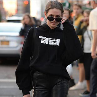 brandy melville黑色卫衣女连帽宽松字母眼睛印花长款上衣帽衫