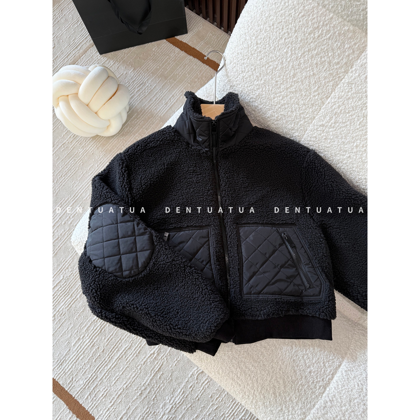 DENTUATUA 材质的双重语境！25FW 羊羔绒立领菱格拼接夹克外套 女