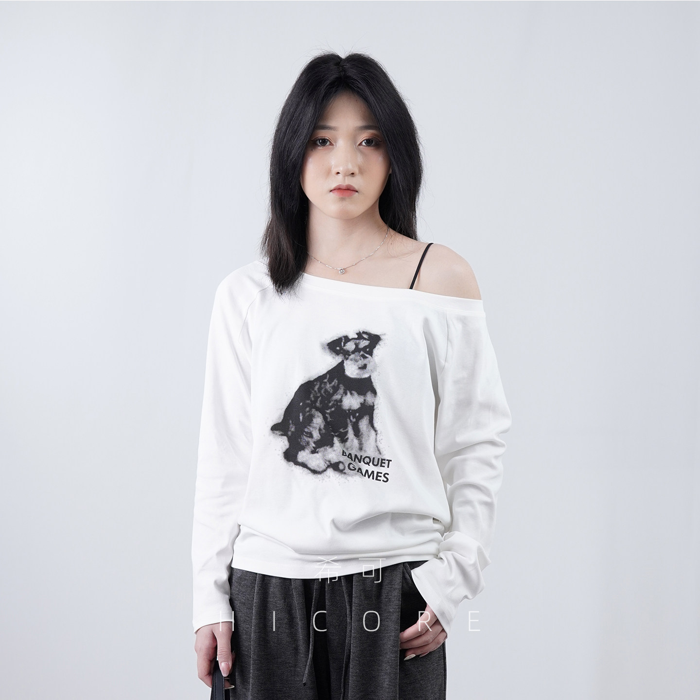 雪瑞纳小狗印花白色斜肩长袖t恤女2025秋装新款宽松露肩罩衫上衣,女装/女士精品,T恤,淘宝优惠券,粉丝福利购,淘宝优惠卷