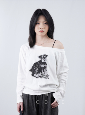 雪瑞纳小狗印花白色斜肩长袖t恤女2025秋装新款宽松露肩罩衫上衣
