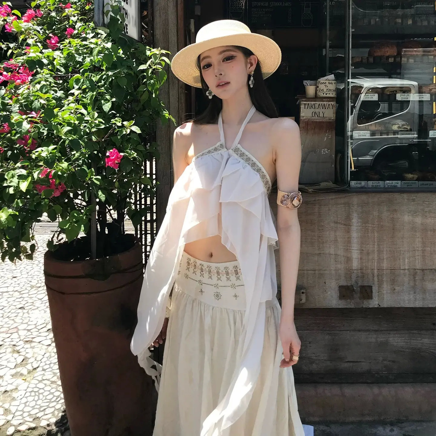 海边度假风套装女夏季气质性感荷叶边白色挂脖上衣配长裙子两件套图片