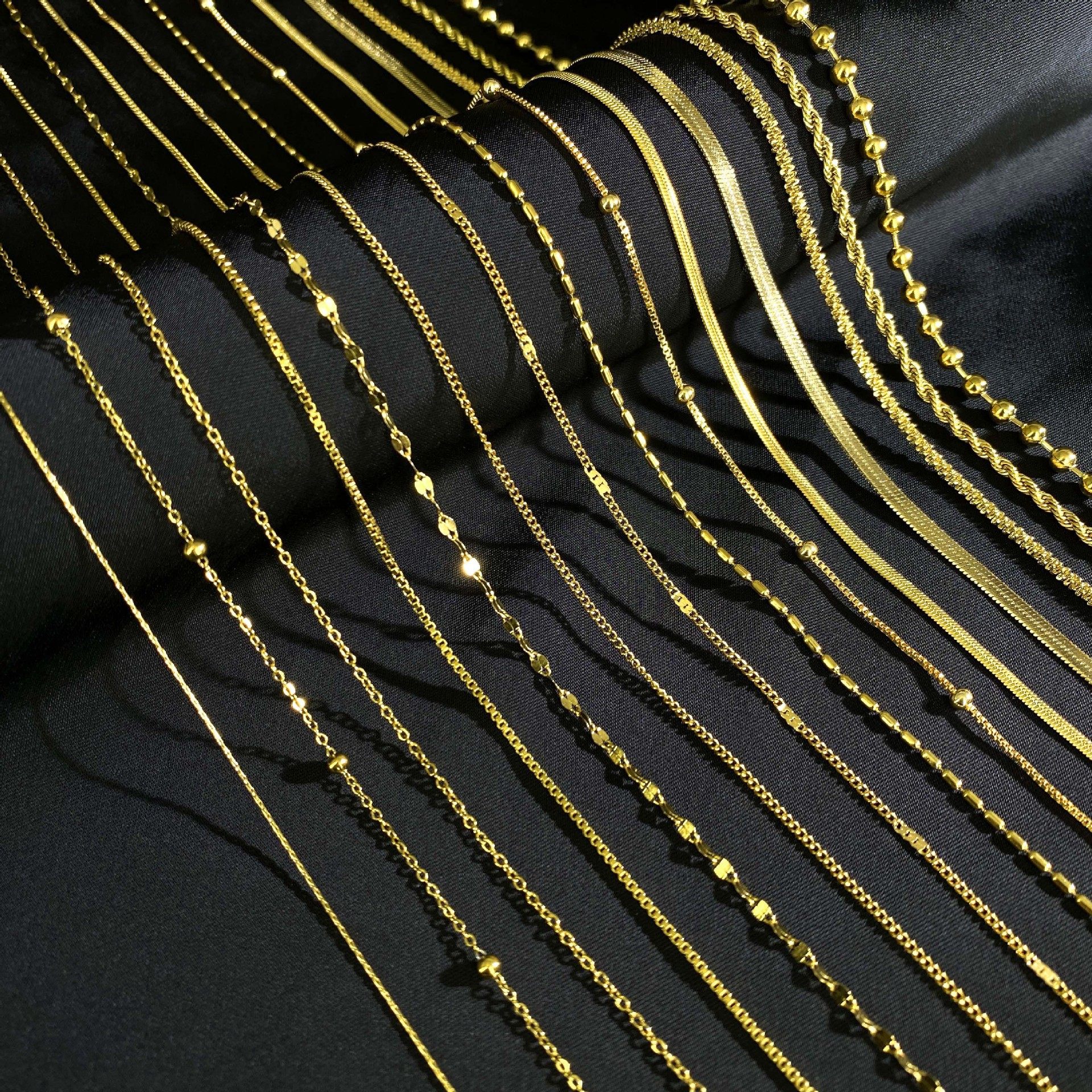 钛钢不掉色 2025新款素链裸链镀18k金色 锁骨链配吊坠万能链女