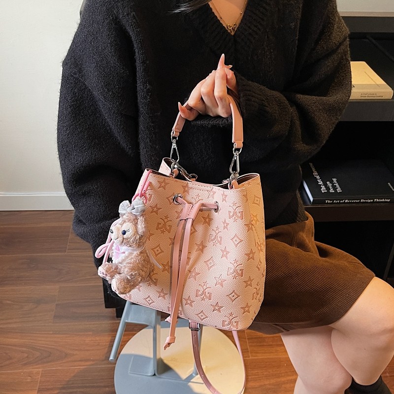 粉色压花水桶包新款斜挎包高级感单肩手提包时尚通勤上班小包包潮