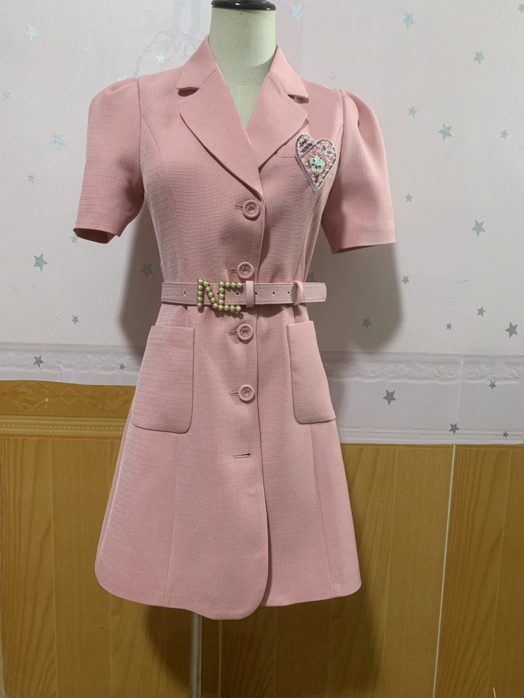 现货懿玛克茜妮2025年新款气质显瘦西装领重工连衣裙高定皮带