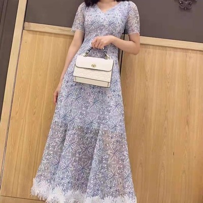 2021年秋冬收腰刺绣长款连衣裙