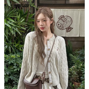 秒发 女 26春韩国小香风设计感小熊刺绣含羊毛麻花纹针织毛衣开衫