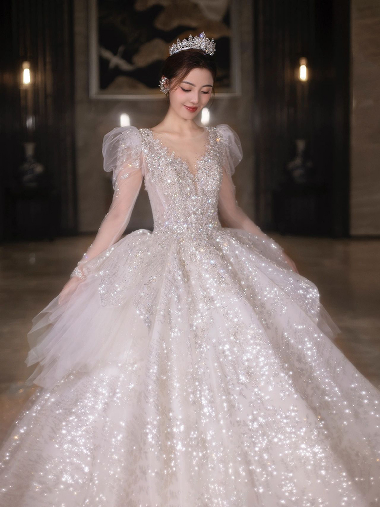 Long -sleeved high -end bride married the main wedding dress 2024 new small people go out to welcome high -level texture heavy work Long -sleeved high -end bride married the main wedding dress 2024 new small people go out to welcome high -level texture heavy work