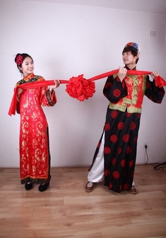 古装戏服婚纱摄影拍照道具中式新郎结婚红色绣球大红花婚庆用品