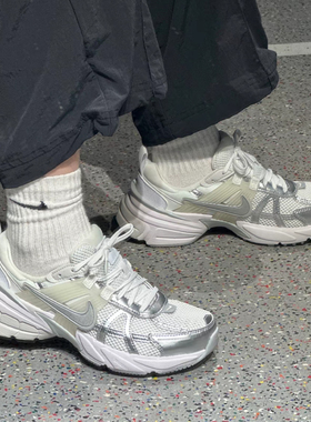耐克/Nike V2k Run 女款银白低帮时尚休闲运动跑步鞋 FD0736-104