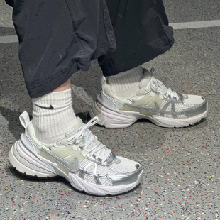 耐克/Nike V2k Run 女款银白低帮时尚休闲运动跑步鞋 FD0736-104