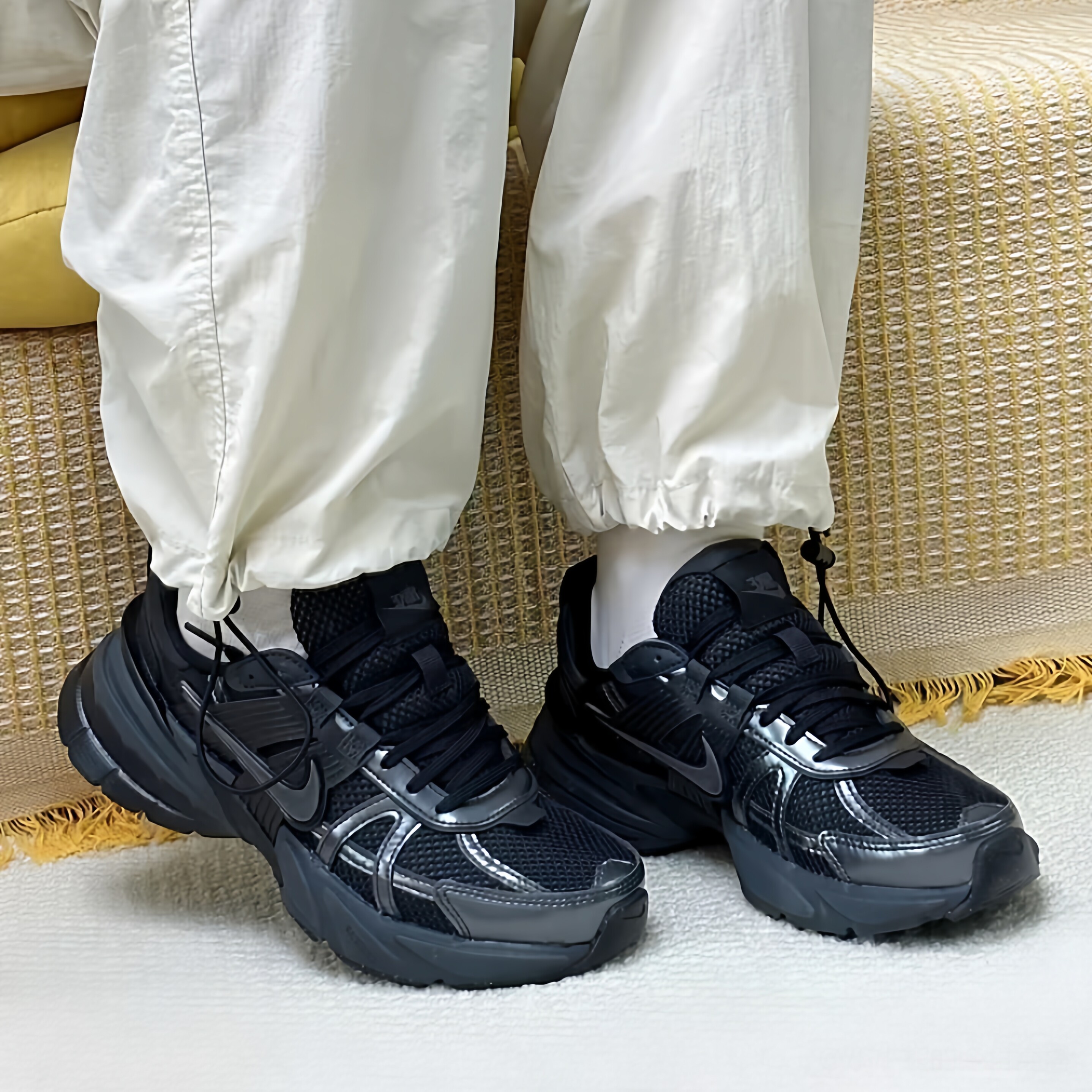 耐克/Nike V2K Run 黑色防滑耐磨低帮男款休闲跑步鞋 HJ4497-001